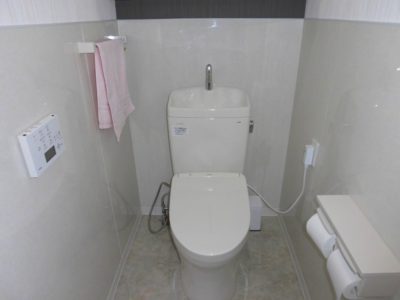 京都市左京区K様邸トイレ改修工事～タイル張りのトイレをリフォーム！クロス仕上げのトイレでお掃除もラクラク！～